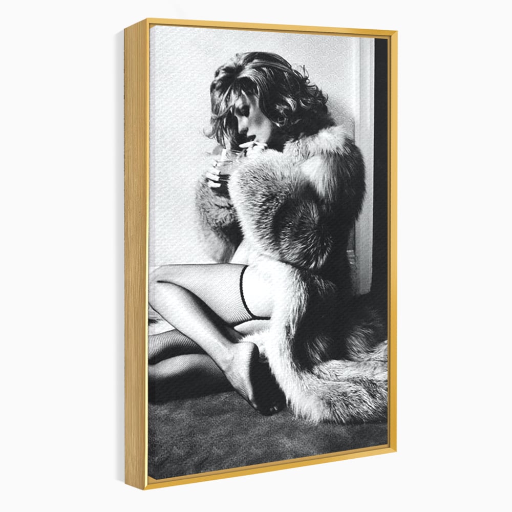 Tablou canvas cu tablou portret femeie retro cu blana, in rama de aluminiu auriu